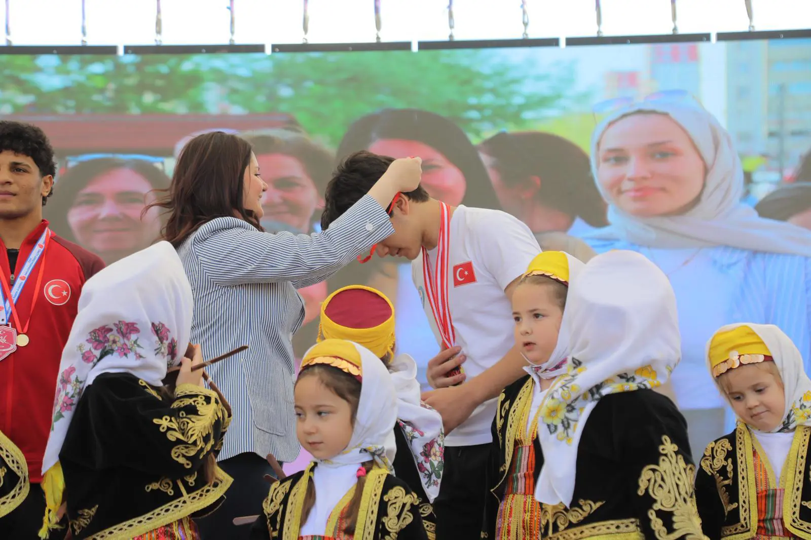 EDİRNE BELEDİYESİ 23 NİSAN ŞENLİĞİ RENKLİ GÖRÜNTÜLERE SAHNE OLDU galeri görseli